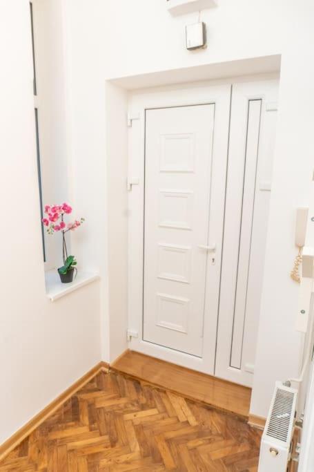 Central And Comfy 2Bdr Apartment Near Parliament Белград Екстериор снимка