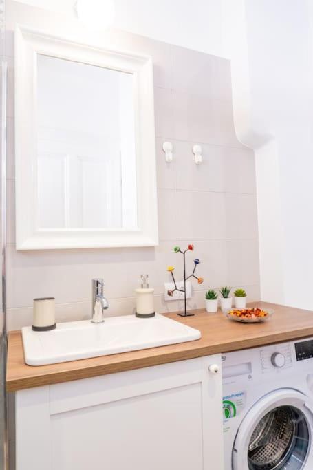 Central And Comfy 2Bdr Apartment Near Parliament Белград Екстериор снимка