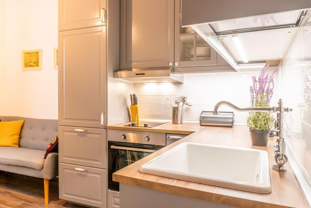 Central And Comfy 2Bdr Apartment Near Parliament Белград Екстериор снимка