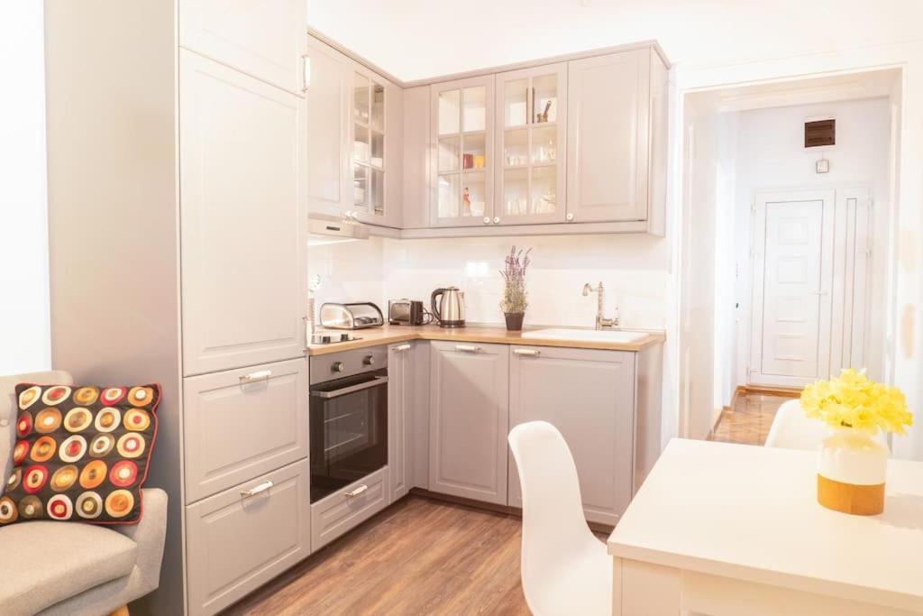 Central And Comfy 2Bdr Apartment Near Parliament Белград Екстериор снимка