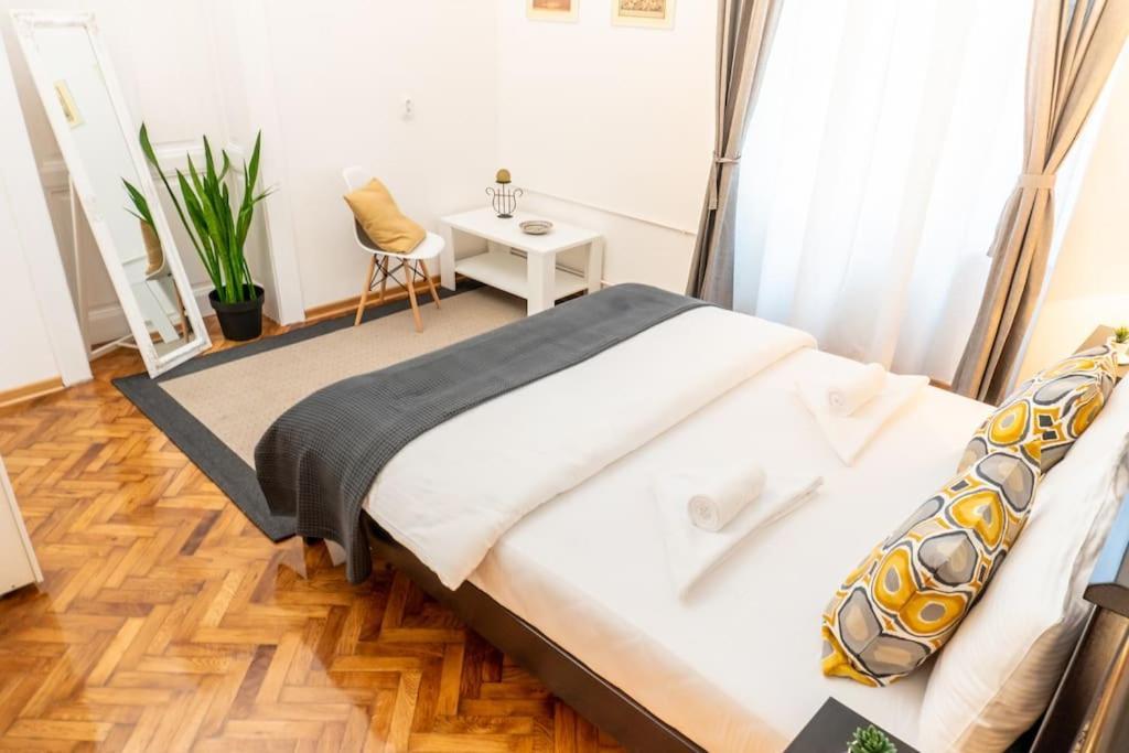 Central And Comfy 2Bdr Apartment Near Parliament Белград Екстериор снимка