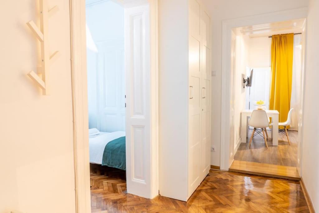 Central And Comfy 2Bdr Apartment Near Parliament Белград Екстериор снимка