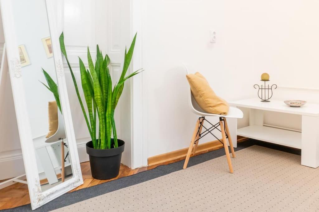 Central And Comfy 2Bdr Apartment Near Parliament Белград Екстериор снимка